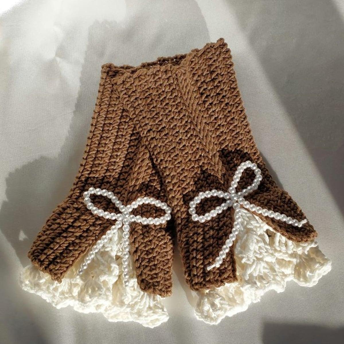 Bow Booties & Mittens, view 1